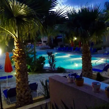 Aurora Townhouse - Complimentary Paphos Airport Transport Villa Exterior photo